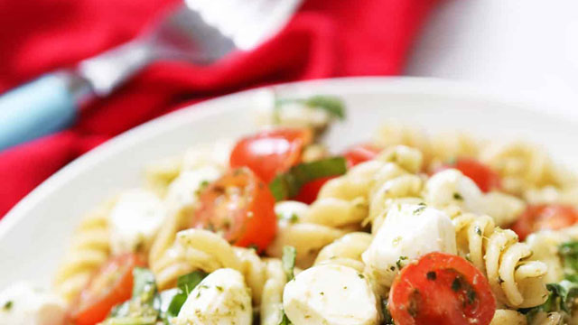 picture of caprese pasta salad, a kid friendly pasta salad recipe